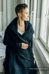 Langer Cardigan - Größe L/XL - Peacock's Tail - PITCH BLACK (62% Baumwolle, 36% Merinowolle, 2% Elastan)