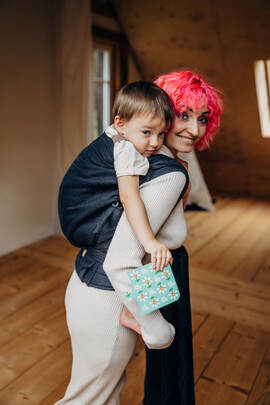 LennyHybrid Half Buckle Carrier, Preschool Size, jacquard weave (59% cotton, 41% merino wool) - PEACOCK'S TAIL - PITCH BLACK